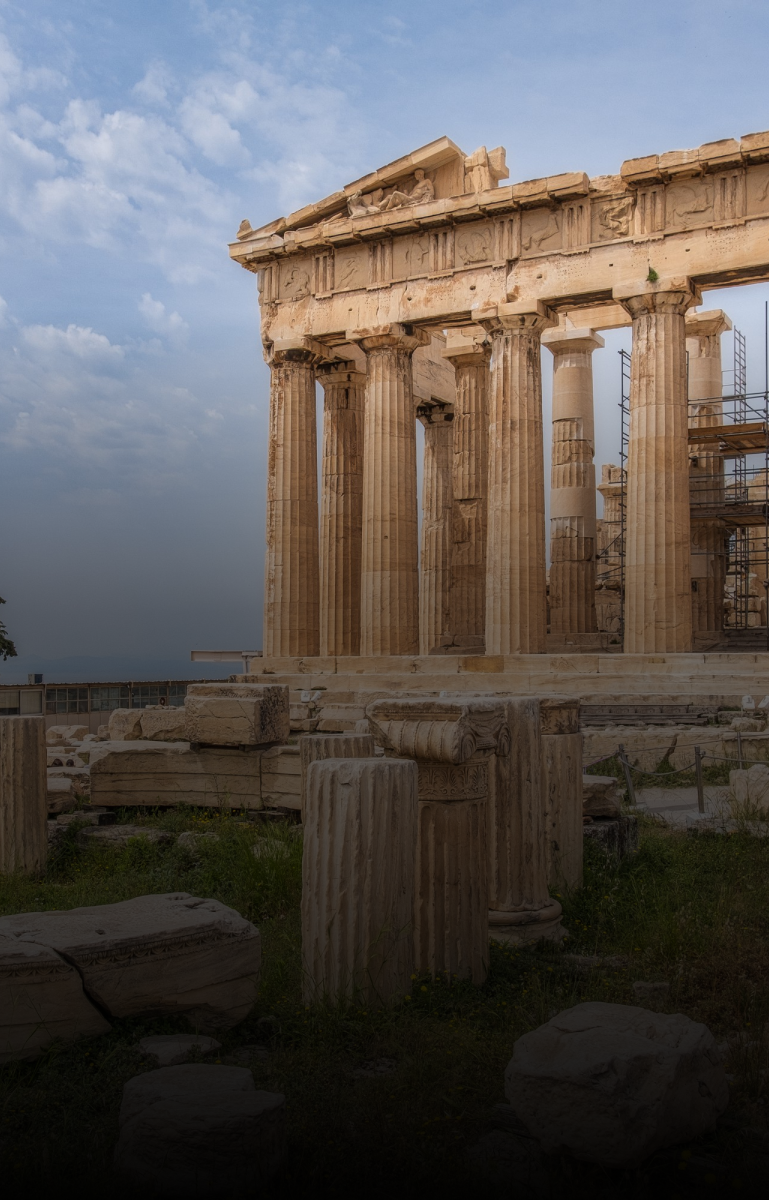 Ruinas antiguas en la Acrópolis de Atenas, Grecia. Imagen de wirestock en Freepik.