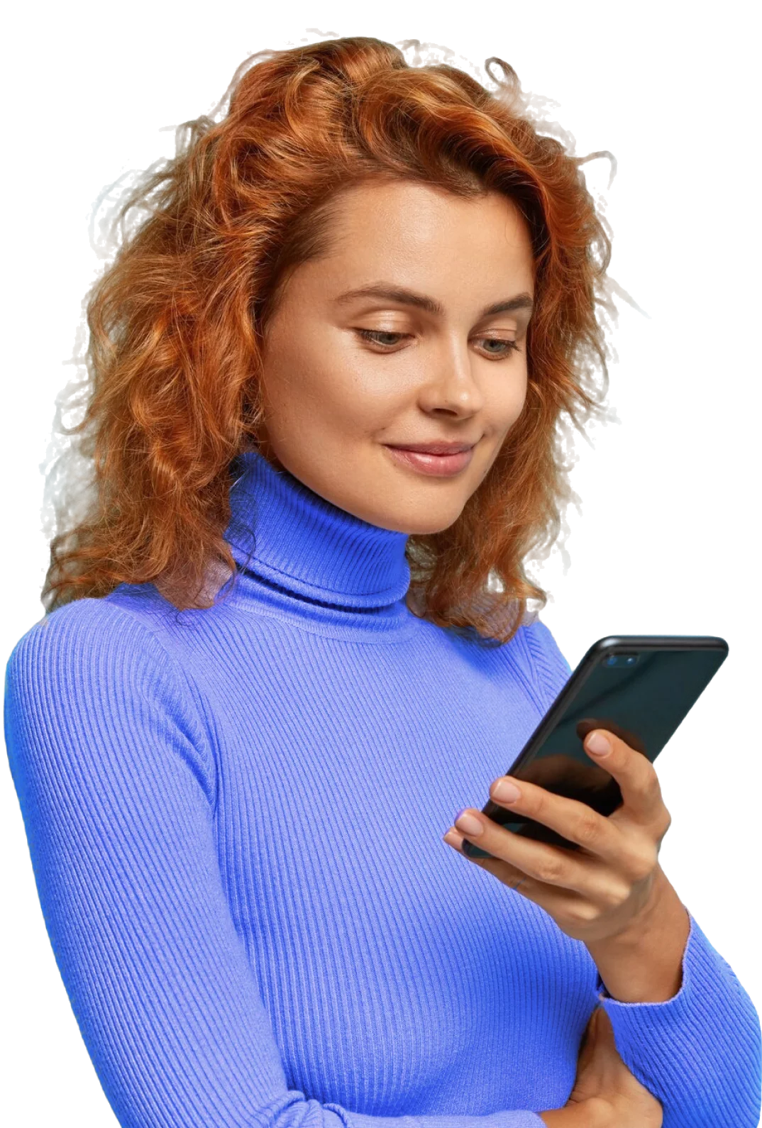 Chica revisando su móvil, como si estuviera leyendo los beneficios de un servicio. Imagen tomada de wayhomestudio en Freepik.