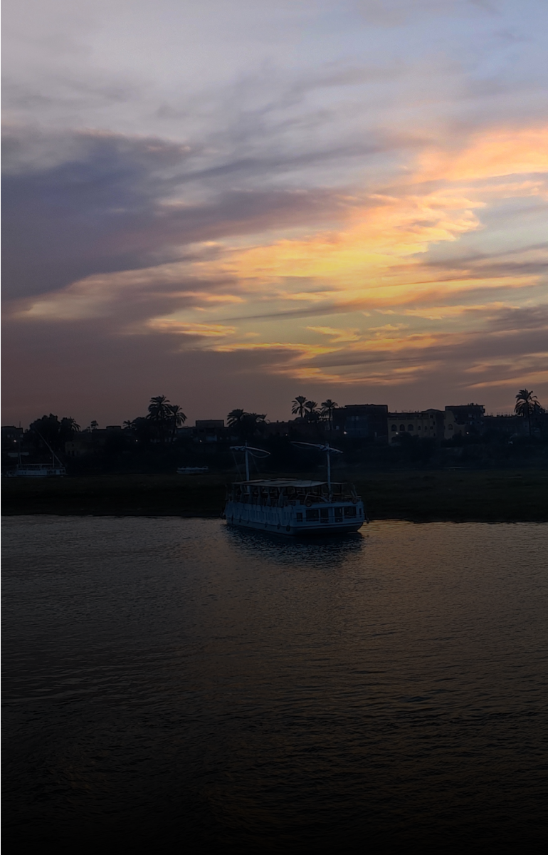 Crucero navegando por el río Nilo, rodeado de paisajes espectaculares.