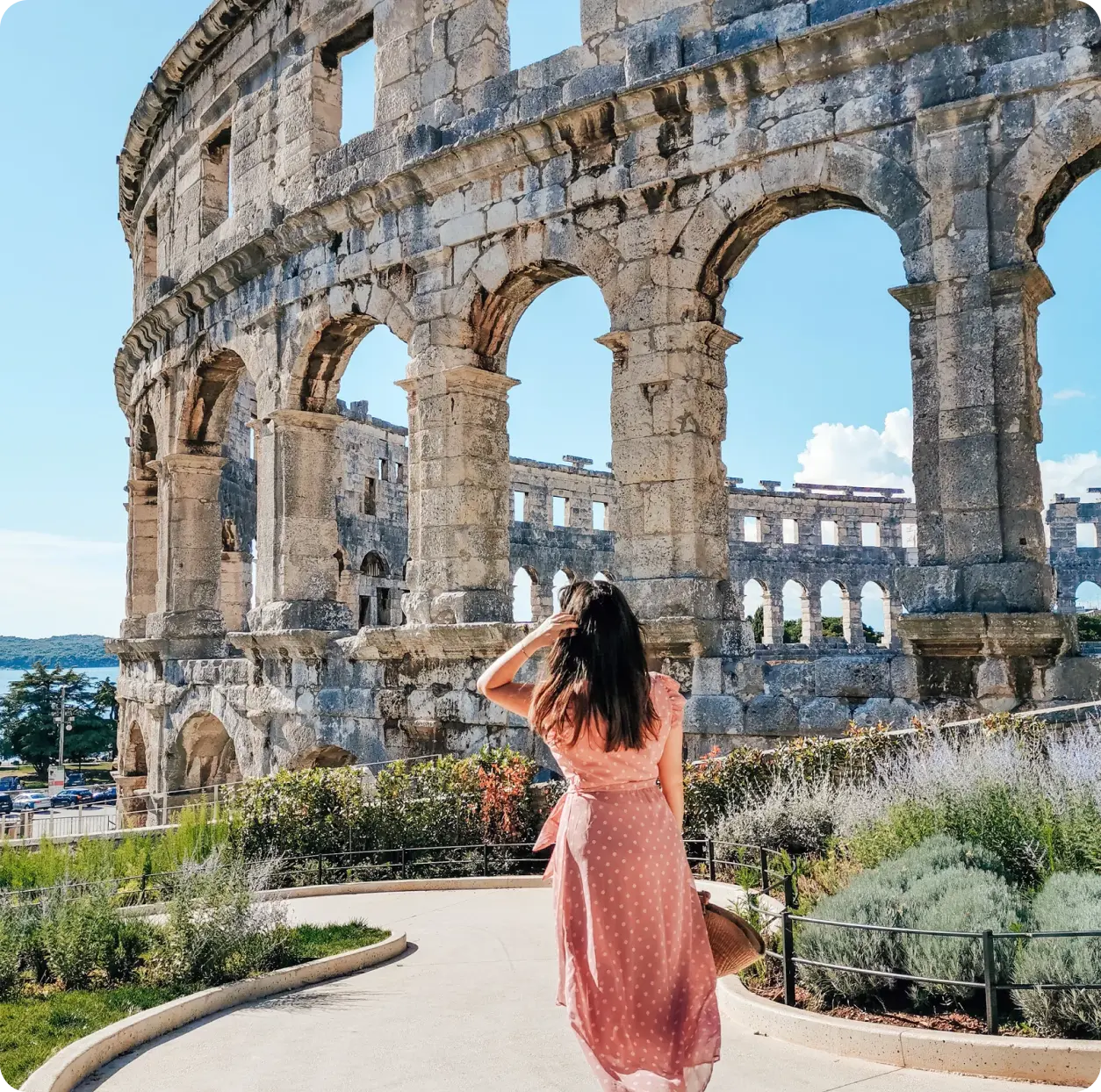 Viajera con maleta en Italia